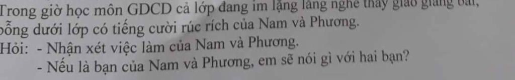 Trong giờ học môn GDCD cả lớp đang im lặng làng nghe thay giáo giang ...